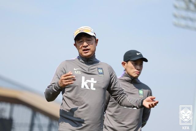 훈련 지휘하는 이민성 U-23 축구대표팀 감독(왼쪽).