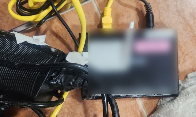 지난해 4월 제주 모텔 객실에 설치된 무선중계기