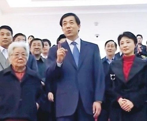 보시라이(가운데)와 장모 판청슈(왼쪽), 아내 구카이라이(오른쪽)