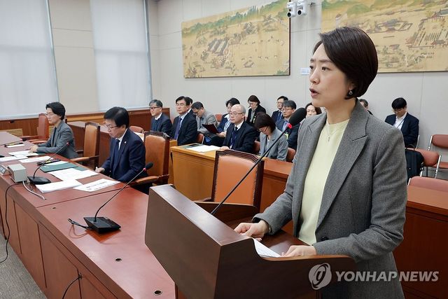 교육위 전체회의에서 소위 심사결과 보고하는 고민정 의원