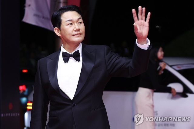 팬들에게 인사하는 박성웅