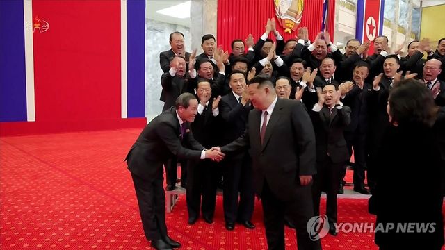 김성 주유엔 대사와 악수하는 김정은