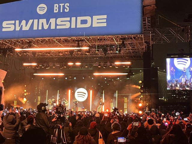 "지금 여기, 다함께"…BTS, 4년만에 완전체로 미국 무대