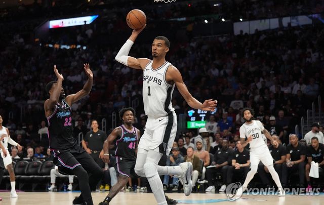 마이애미와의 경기에 출전한 웸반야마(1번)