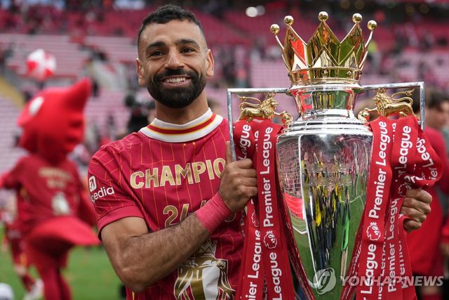 리버풀에서 프리미어리그 우승 트로피를 들어 올리던 살라흐.