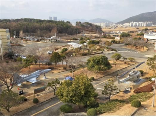 사천에 위치한 한국폴리텍대학 우주항공 안보역사 테마 캠퍼스 전경