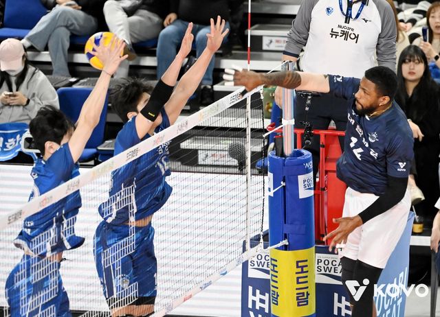 공격하는 요스바니(오른쪽)