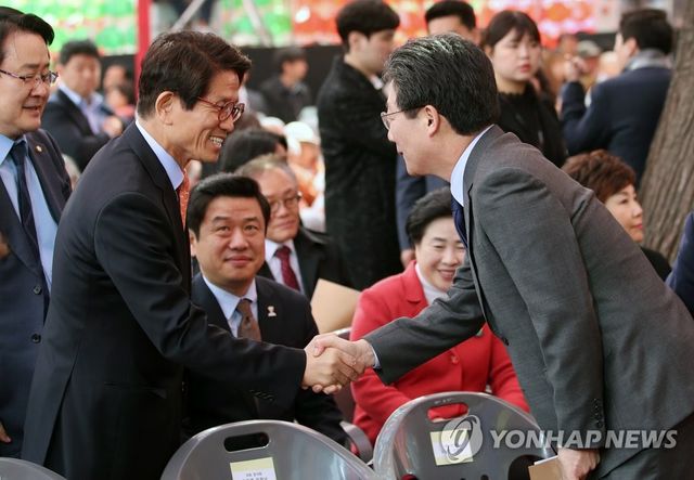 악수하는 유승민-김문수