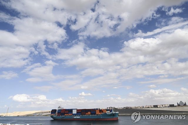 수에즈 운하를 지나는 화물선