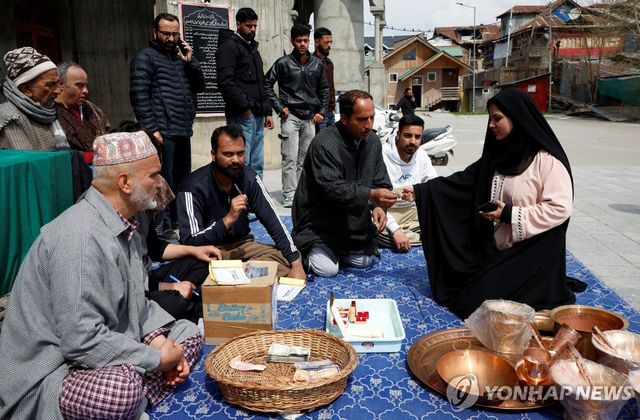 이란인 위해 기부하는 인도령 카슈미르 지역 여성
