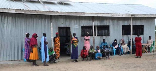 남수단 종글레이주 파국 지역 보건소서 진료를 기다리는 여성들