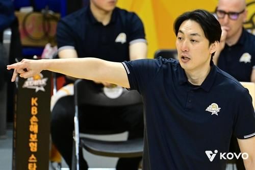 작전 지시하는 하현용 우리카드 감독대행