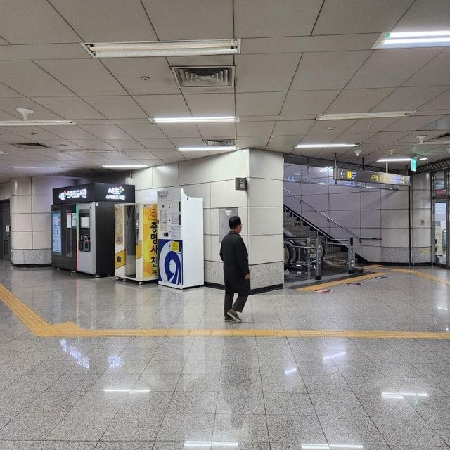 "왜 이런 곳에 전철을~" 썰렁한 구반포역