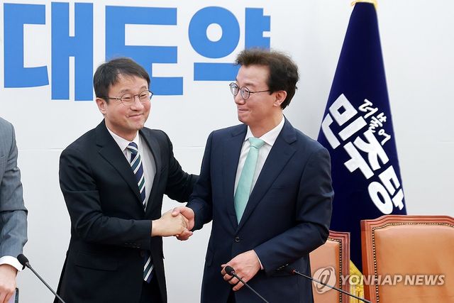 발언 마치고 인사하는 민주당 한병도 원내대표-전재수 의원