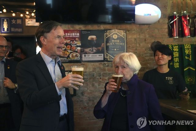 니콜라스 번스 전 중국주재 미국대사(왼)