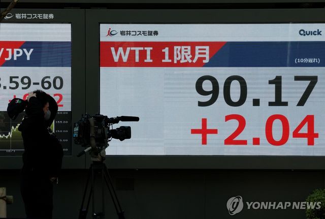 도쿄 시내 전광판에 비친 서부텍사스원유(WTI) 선물 가격