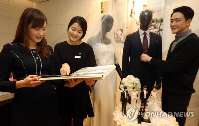 (서울=연합뉴스) 사진은 롯데백화점 본점 웨딩센터에서 방문객들이 스드메(스튜디오·드레스·메이크업) 패키지에 대해 상담받는 모습. 2017.2.6 [롯데백화점 제공=연합뉴스] photo@yna.co.kr