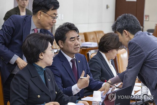 여야 행안위원들