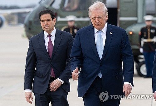 트럼프 대통령과 함께 걷는 마코 루비오 국무장관(왼쪽) 