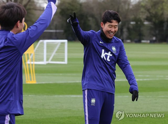 밝게 웃으며 훈련하는 손흥민