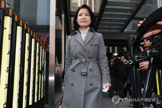 기자회견 마친 뒤 중앙당사 나서는 이진숙 전 위원장