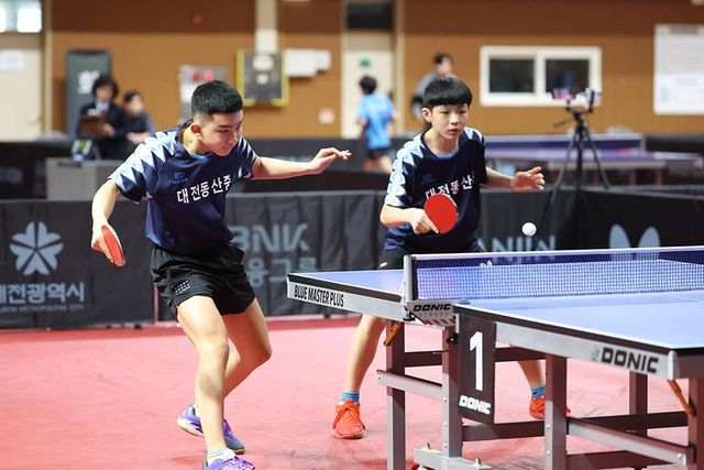 종별탁구선수권 중등부 남자 복식에 나선 이승수(왼쪽)