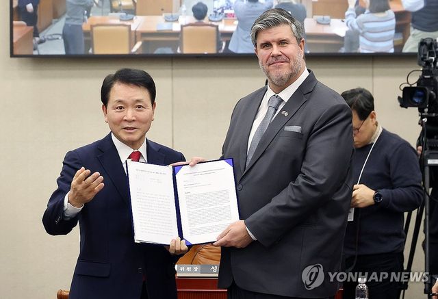 기념 촬영하는 성일종 위원장·필립 라포튠 주한캐나다대사