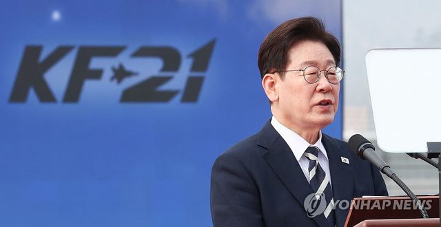 이재명 대통령, KF-21 양산 1호기 출고 격려