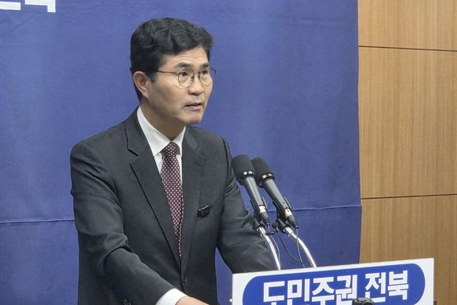 기자회견하는 이원택 의원