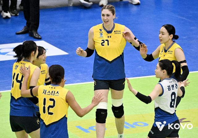 득점 후 기뻐하는 현대건설 선수들