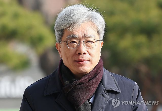 출근하는 김상환 헌재소장