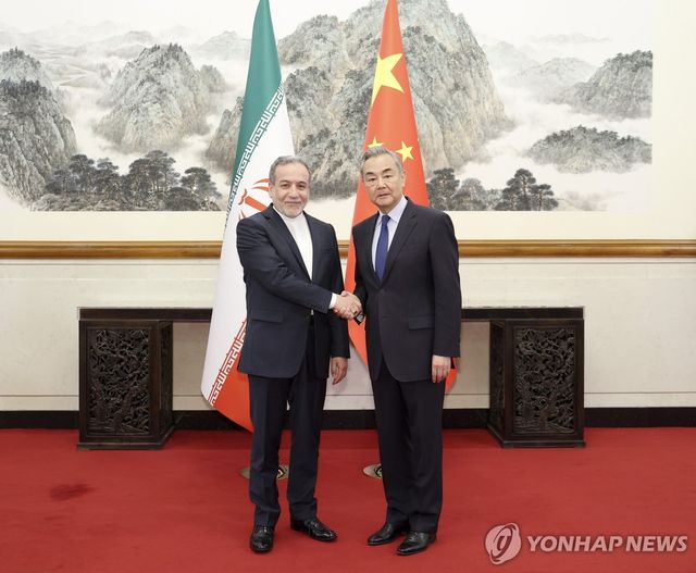작년 베이징에서 만난 아바스 아라그치 이란 외무장관과 왕이 중국 외교부장