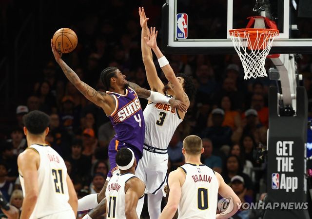 NBA 덴버 너기츠와 피닉스 선스 경기 장면