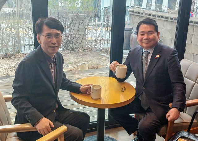 신경호 강원교육감(오른쪽) 만난 최광익 예비후보
