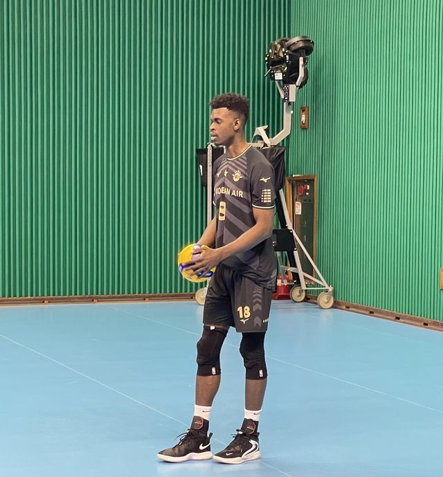 자체 연습경기서 서브 준비하는 대한항공의 마쏘