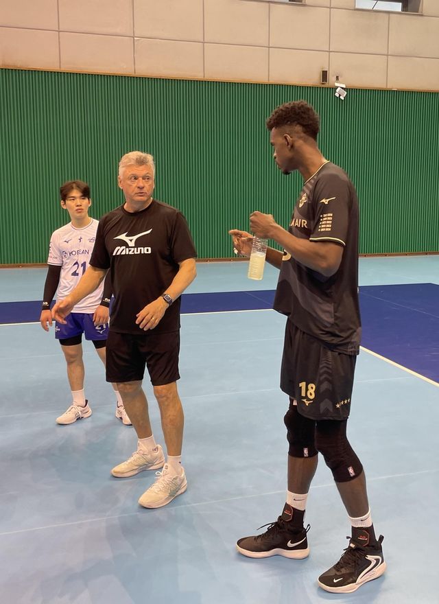 헤난(중앙) 대한항공 감독과 대화하는 마쏘(오른쪽)