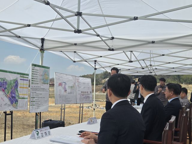 금호타이어 함평공장 부지 조성 현황 설명 듣는 윤호중 장관