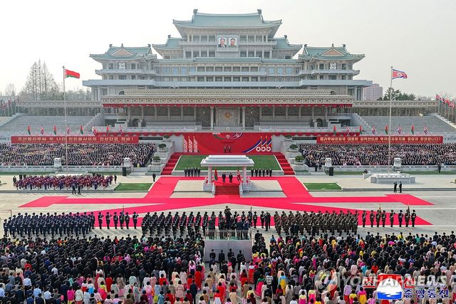 벨라루스 대통령 첫 방북…김정은, 김일성광장서 성대한 환영식