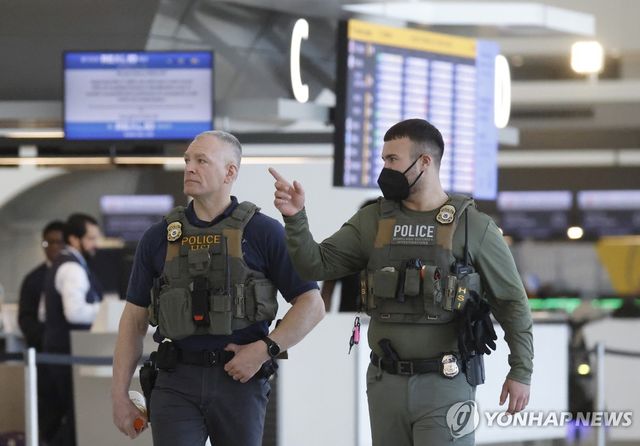 미국 뉴욕 라과디아 공항에 배치된 이민세관단속국(ICE) 요원들