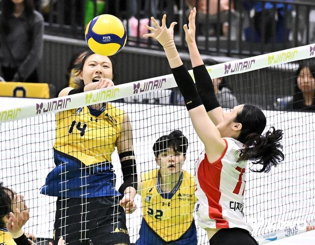 공격하는 현대건설의 양효진(왼쪽)