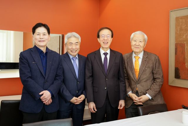 보수 언론인들 만난 이석연 국민통합위원장