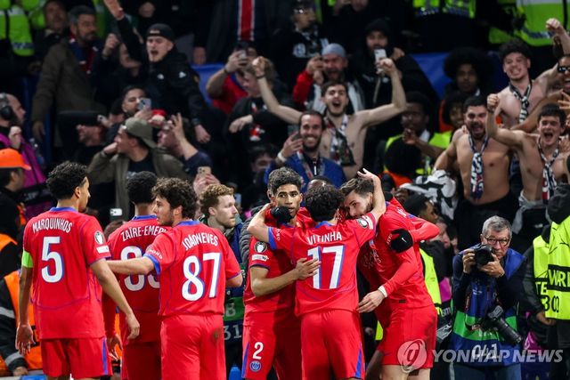 UEFA 챔피언스리그 첼시와 경기에서 골 세리머니 하는 PSG 선수들.