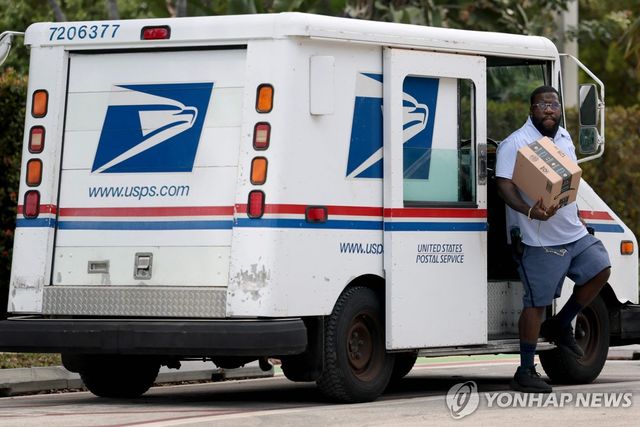 USPS 차량과 배달원