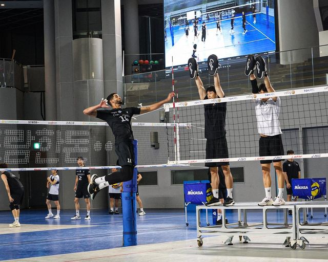 현대캐피탈 자체 훈련에서 스파이크하는 레오(왼쪽)