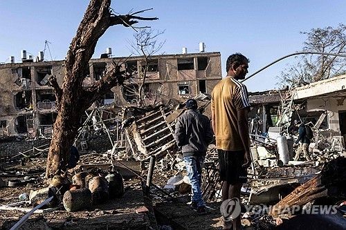 이란 탄도미사일이 떨어지면서 쑥대밭이 된 이스라엘 핵시설 도시 디모나.