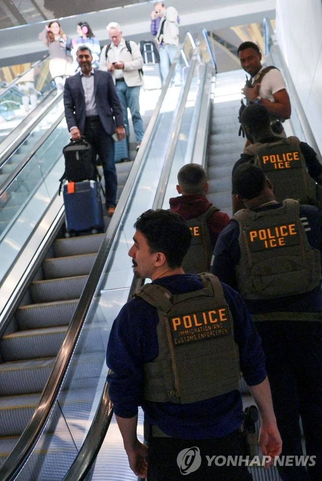 워싱턴 레이건 공항에 배치된 ICE 요원들