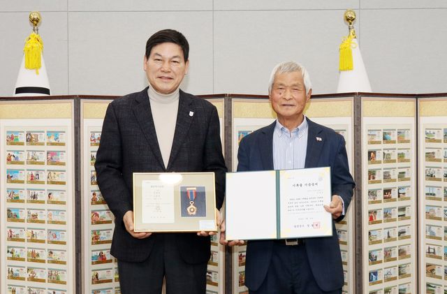임홍균(오른쪽) 씨, 담양군에 올림픽 병풍 등 기부