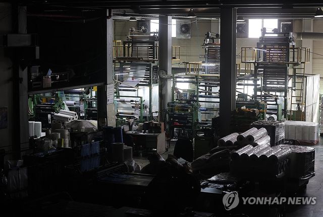 불꺼진 비닐봉투 제조 공장 작업대