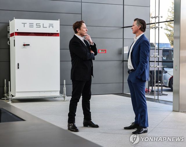 일론 머스크(좌) 테슬라 CEO와 개빈 뉴섬(우) 캘리포니아 주지사