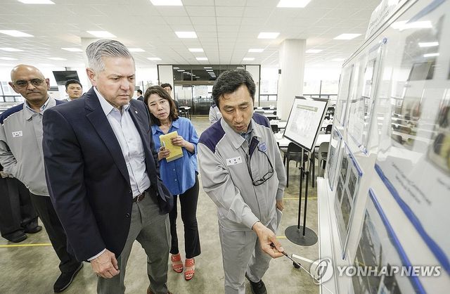 헥터 비자레알 한국GM 사장, 창원공장 방문